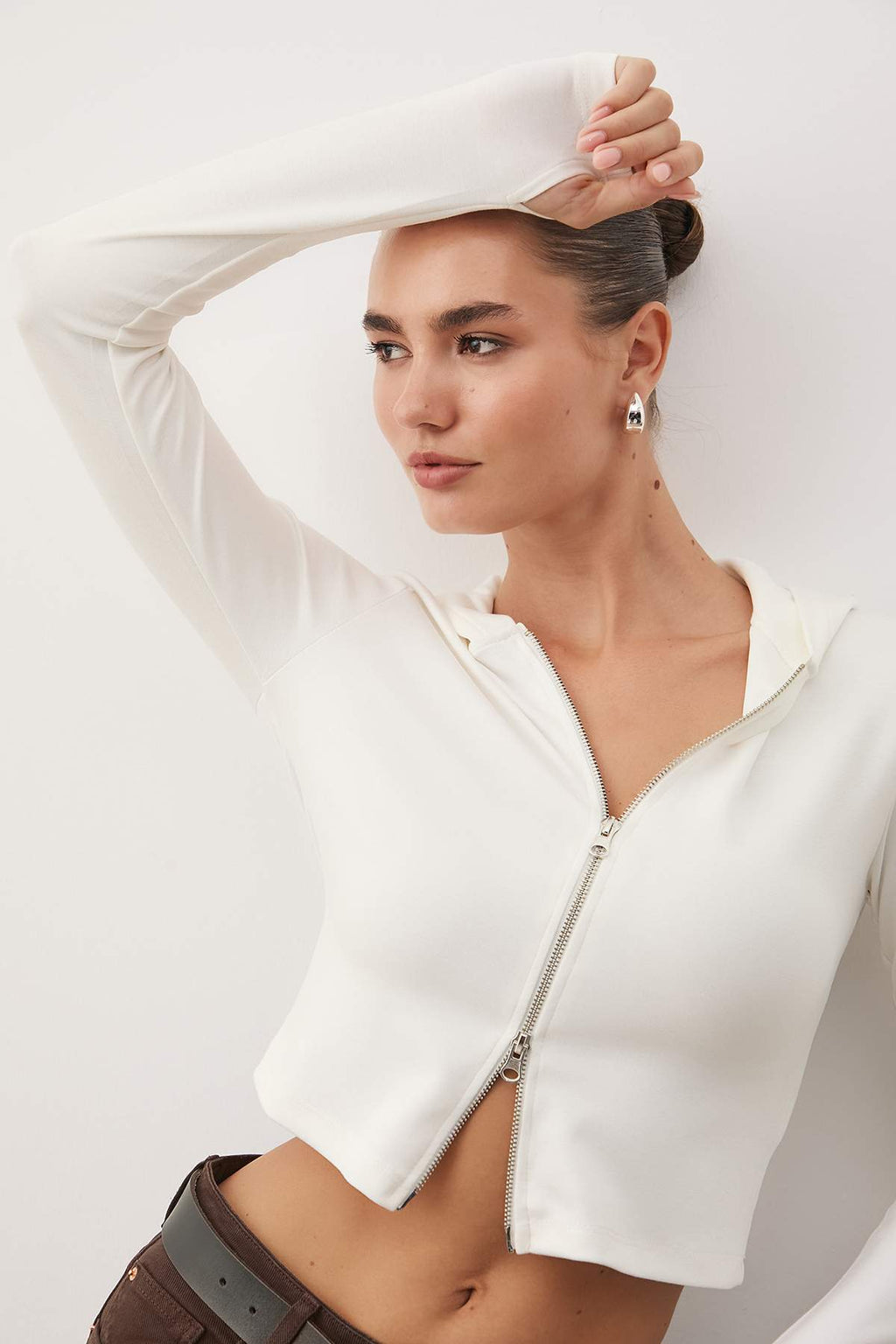 Ekru Soft Touch Kapüşonlu Fermuarlı Cepli Örme Sweatshirt TWOAW26SW00218