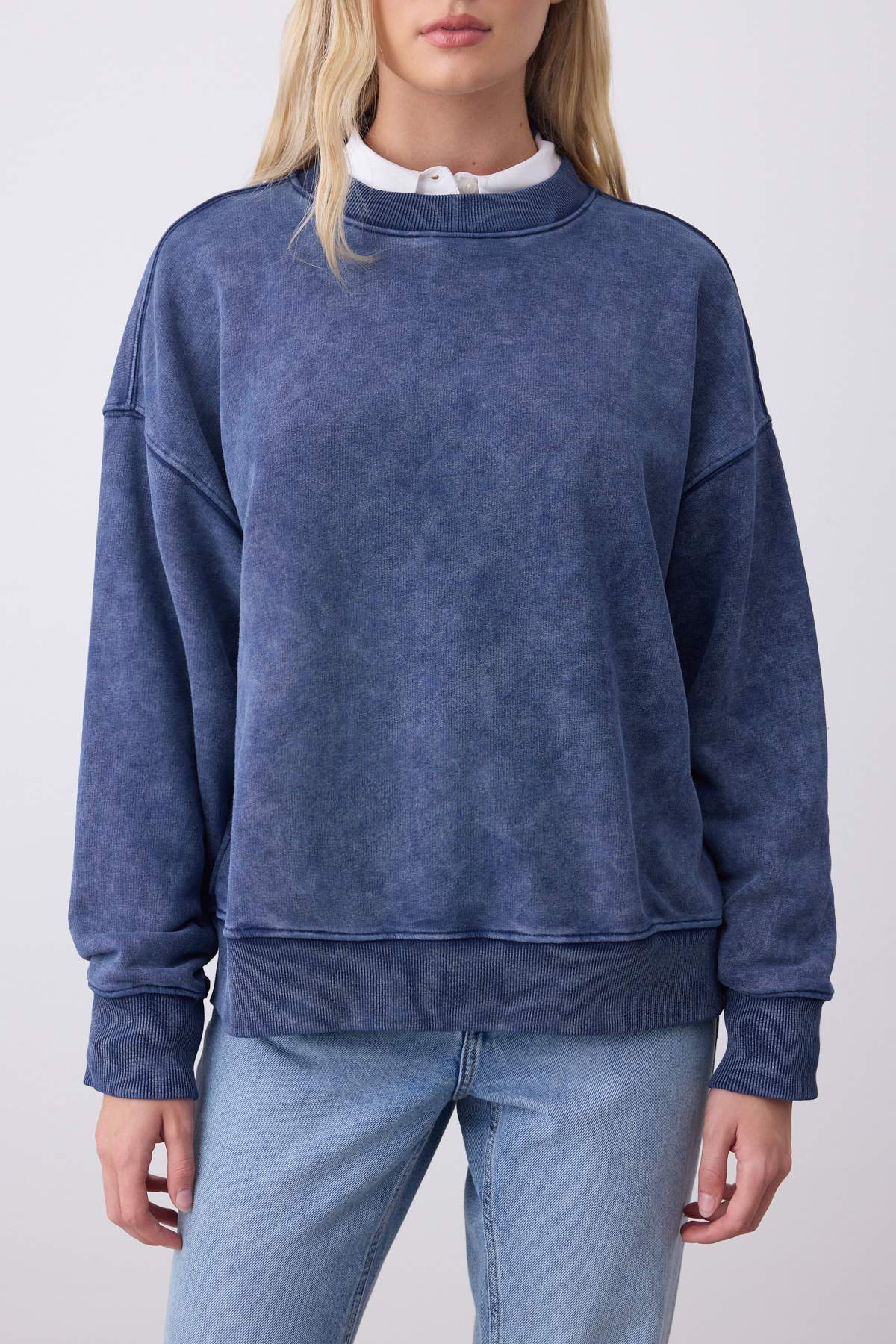 Lacivert Eskitme/Soluk Efektli Oversize/Geniş Kalıp Kalın Örme Sweatshirt TWOAW26SW00066