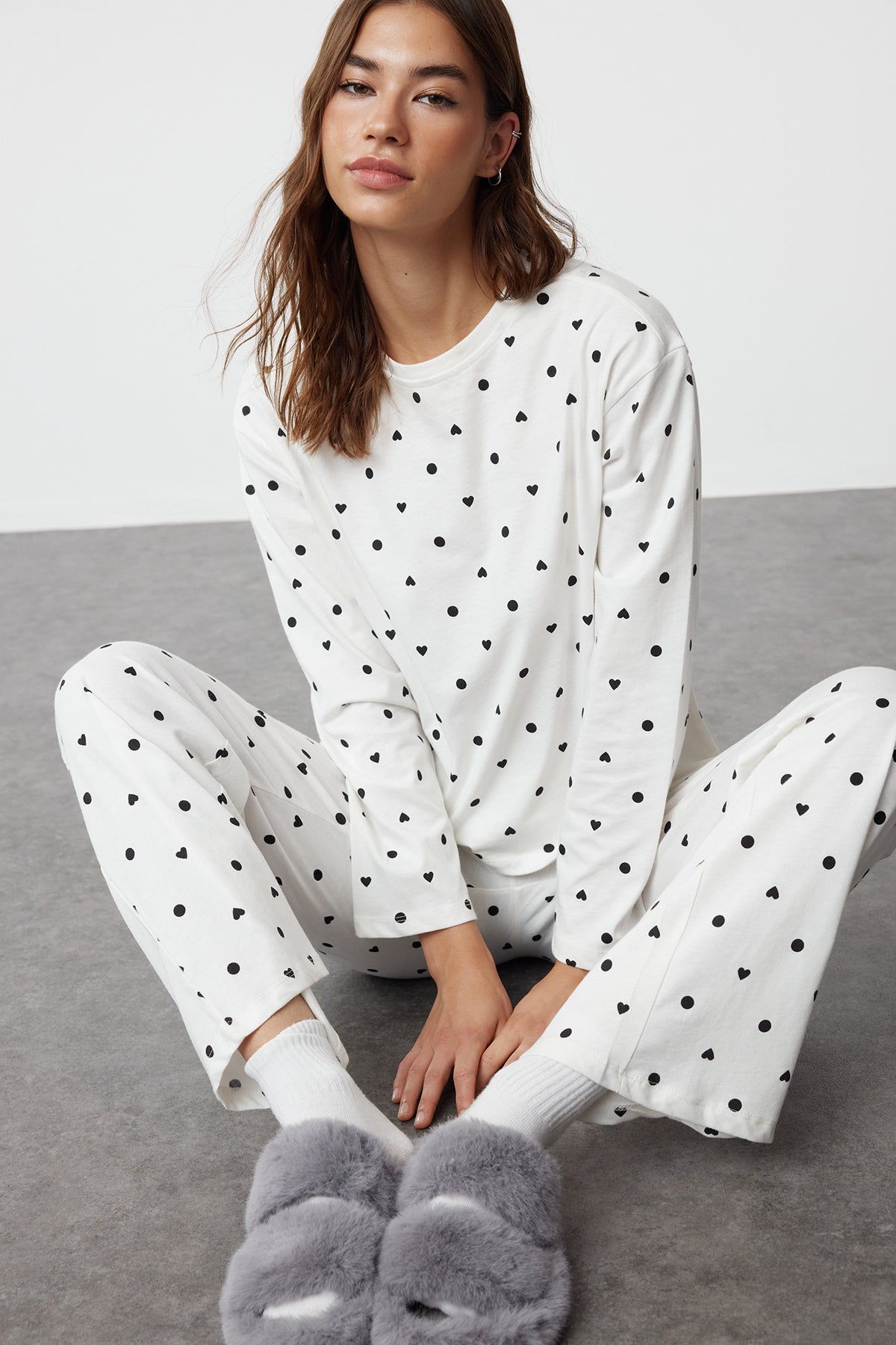 Trendyolmilla Siyah %100 Pamuklu Puantiye ve Kalpli Örme Pijama Takımı THMAW25PT00039