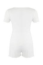 Trendyolmilla Ekru Dantel ve Gül Aksesuar Detaylı Fitilli Şortlu Örme Pijama Takımı THMSS25PT00417