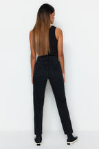 Trendyolmilla Siyah Yüksek Bel Mom %100 Pamuk Non-Stretch Jeans TWOSS23JE00085