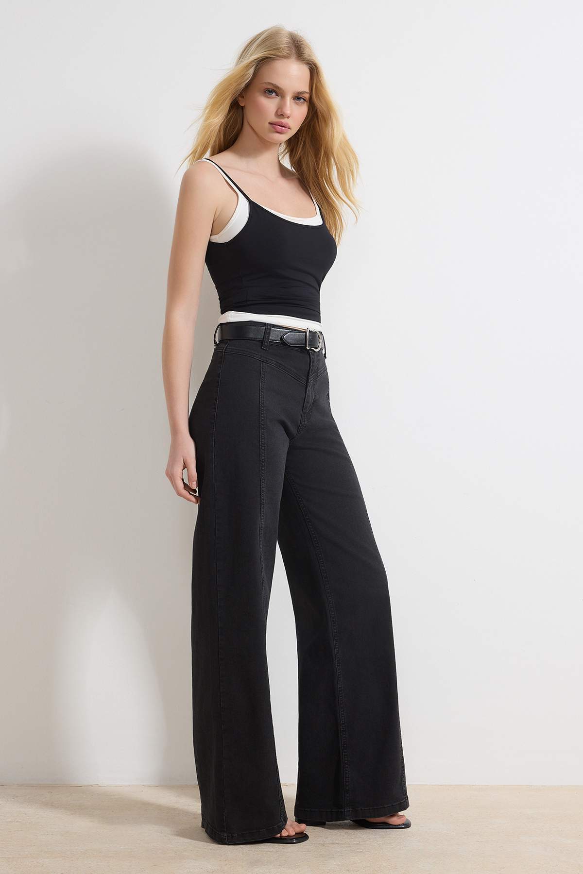 Siyah Yüksek Bel Dikiş Detaylı Ekstra Esnek Wide Leg Geniş Paça Jeans TWOSS26JE00024