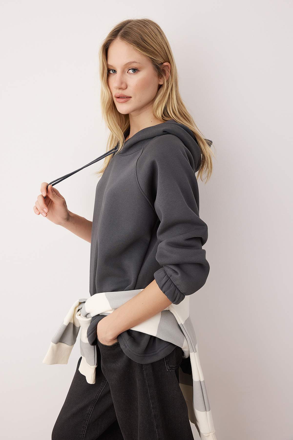 Trendyolmilla Ekru Kapüşonlu Kalın İçi Polarlı Örme Sweatshirt TWOAW26SW00129