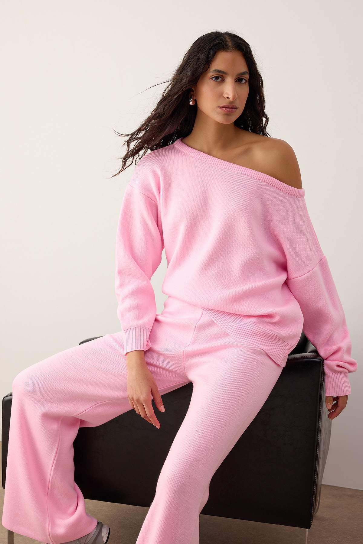 Trendyolmilla Pembe Kayık Yaka Kazak-Pantolon Triko Alt - Üst Takım TWOAW26AU00043 Main image