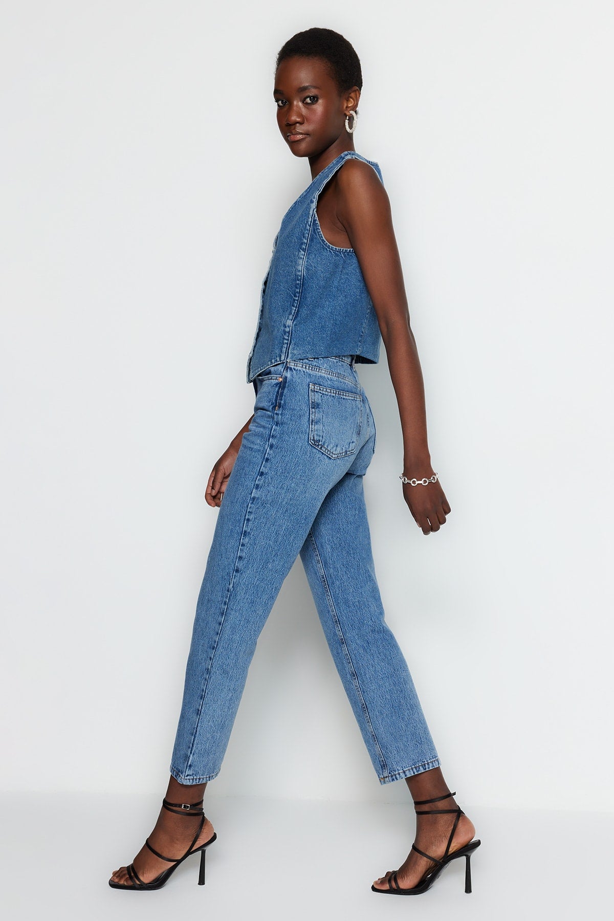 Trendyolmilla Mavi Yüksek Bel Düz Kesim Straight %100 Pamuk Non-Stretch Jeans TWOSS23JE00089