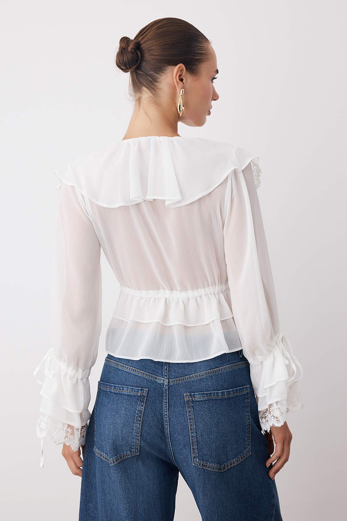 Trendyolmilla Siyah Dantel Detaylı Fırfırlı Dokuma Party Bluz TPRAW26BZ00015