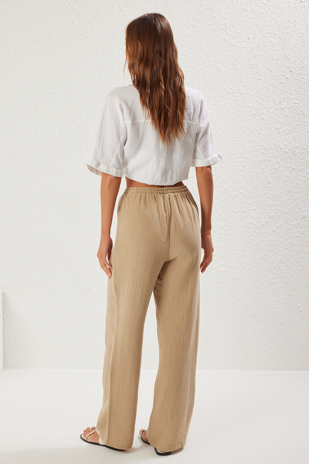 Trendyolmilla Vizon Müslin Beli Lastikli İnce Kumaş Wide Leg/Geniş Paça Dokuma Pantolon TWOSS25PL00067