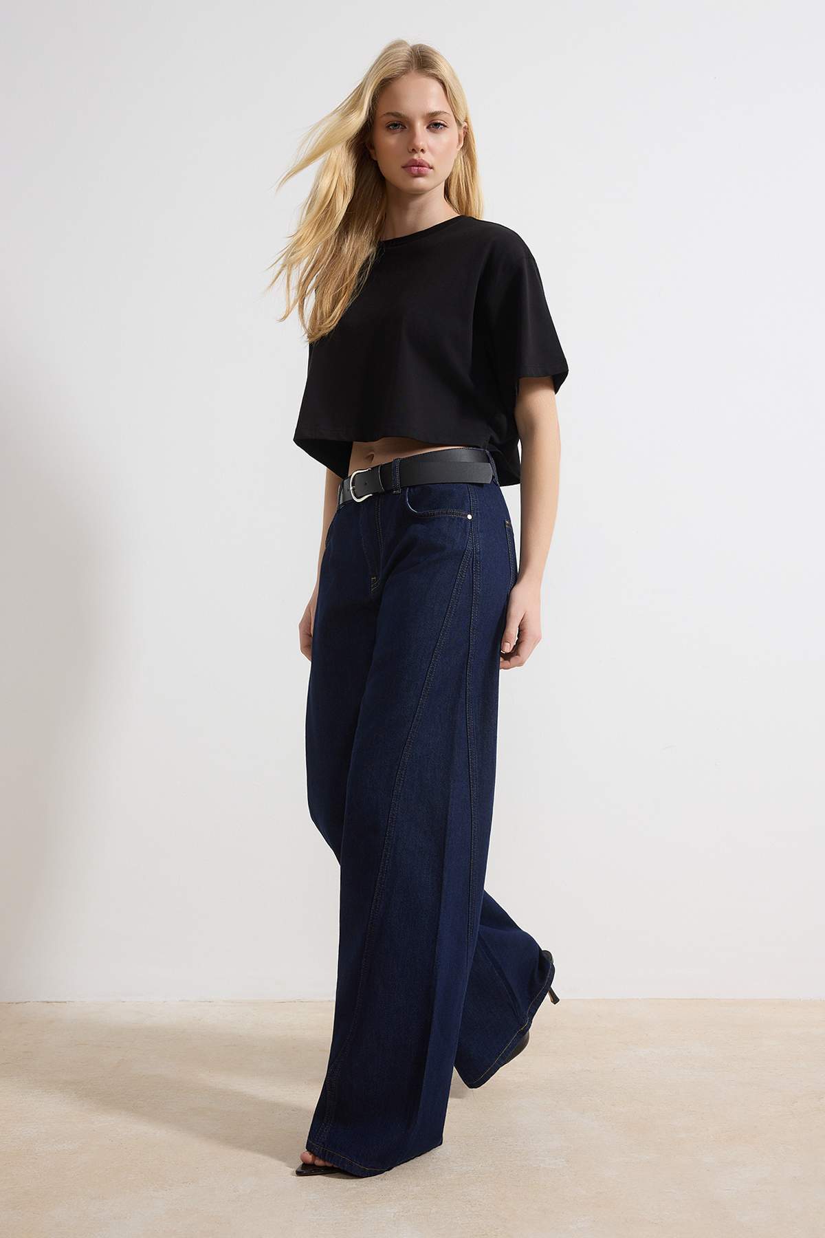 Koyu Mavi DÖKÜMLÜ Kemerli %100 Pamuk Yüksek Bel Wide Leg Jeans TWOSS26JE00076 Secondary image