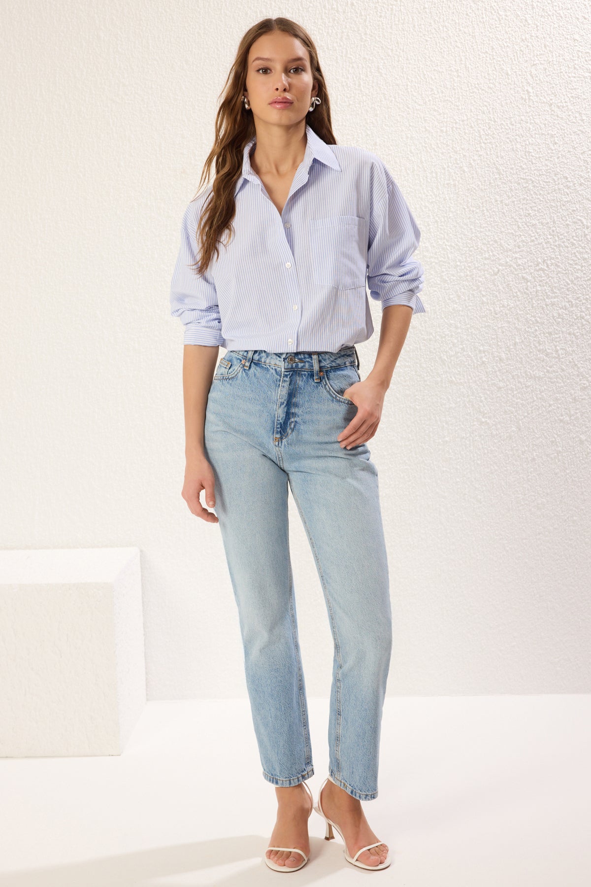 Trendyolmilla Açık Mavi Yüksek Bel Düz Kesim Straight %100 Pamuk Non-Stretch Jeans TWOSS23JE00089