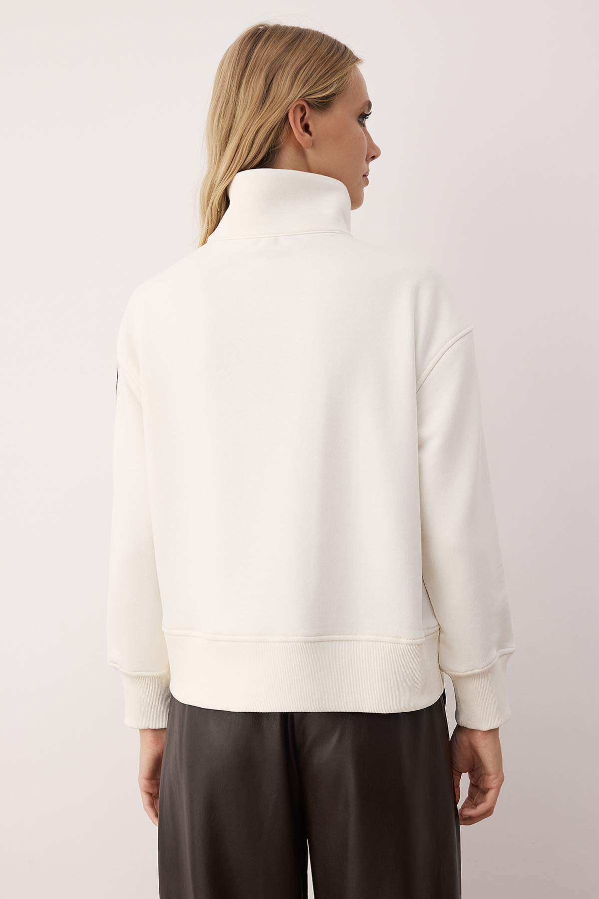 Trendyolmilla Kahverengi Fermuarlı Polo Yaka Şerit Detaylı Regular/Normal Kesim Örme Sweatshirt TWOAW26SW00034