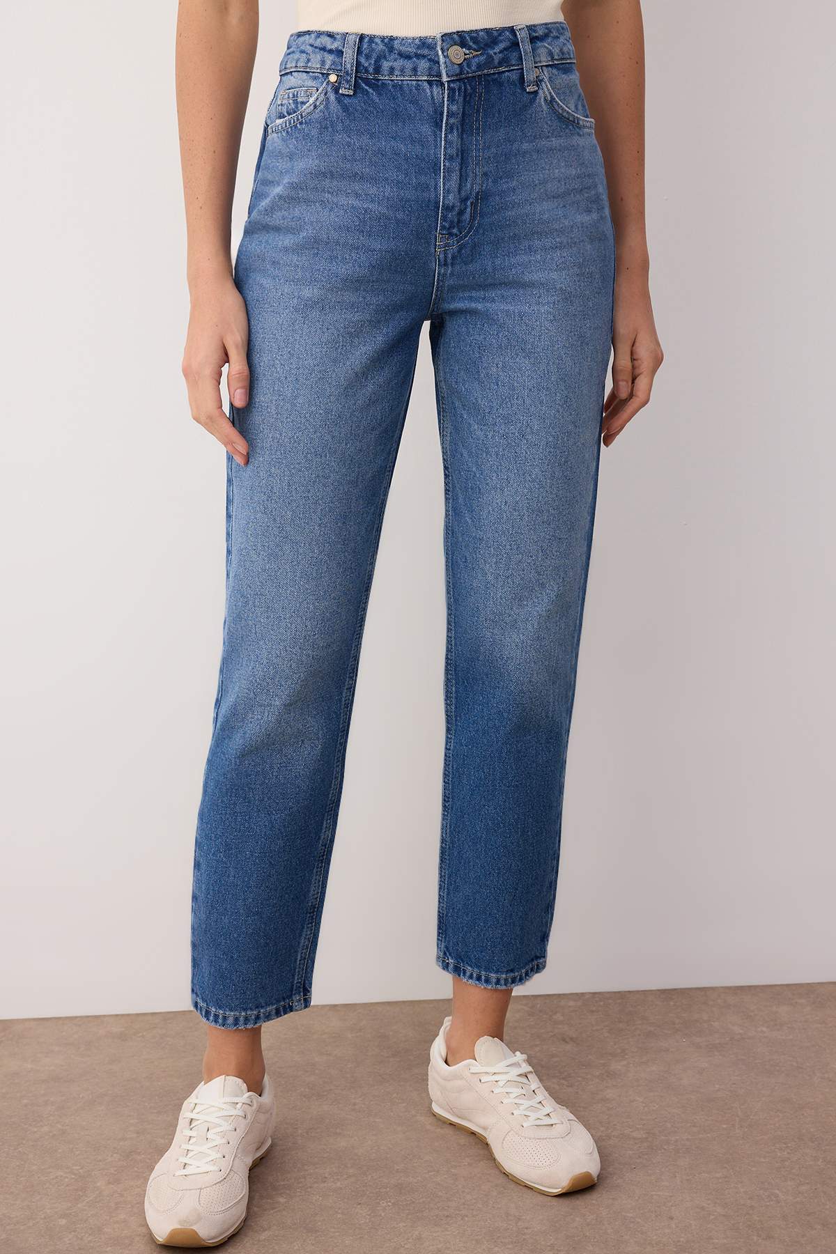 Trendyolmilla Gece Mavisi Yüksek Bel YENİ MOM %100 pamuk Non-Stretch Jeans TWOAW26JE00054