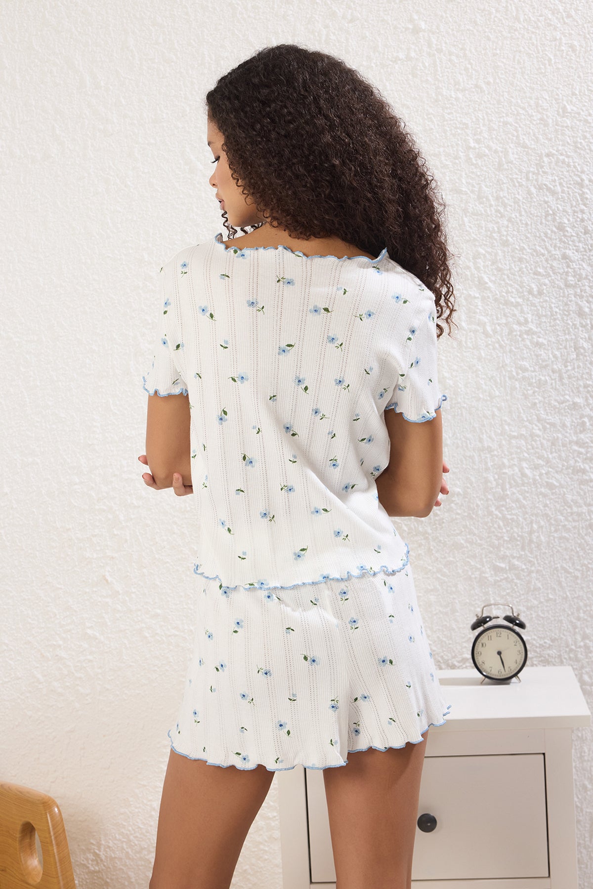 Trendyolmilla Beyaz %100 Pamuklu Çiçekli Kurdele/Fiyonklu Fitilli Şortlu Örme Pijama Takımı THMSS25PT00434