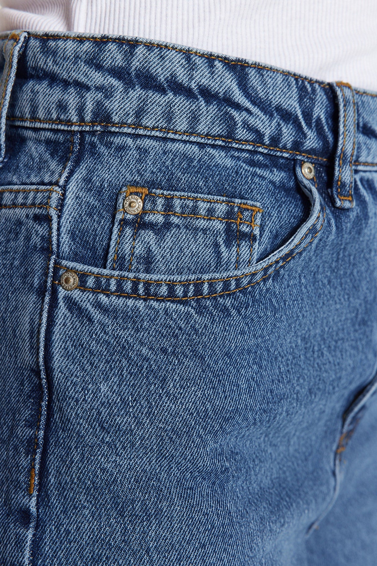 Trendyolmilla Mavi Yüksek Bel Mom %100 Pamuk Non-Stretch Jeans TWOAW24JE00076