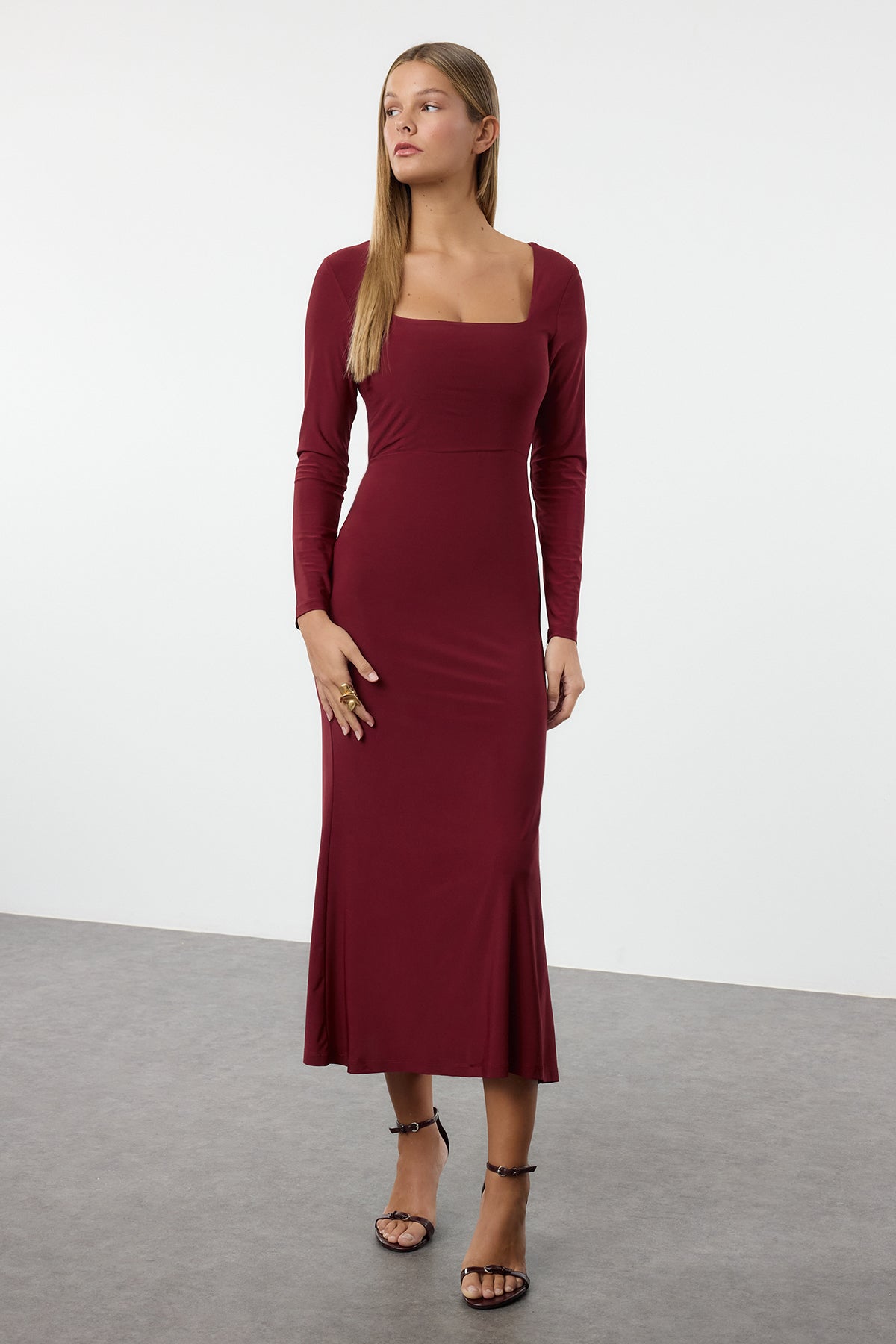 Trendyolmilla Bordo Maxi Volanlı Kare Yaka Fitted/Vücuda Oturan Maxi Esnek Örme Elbise TWOAW24EL00613 Main image