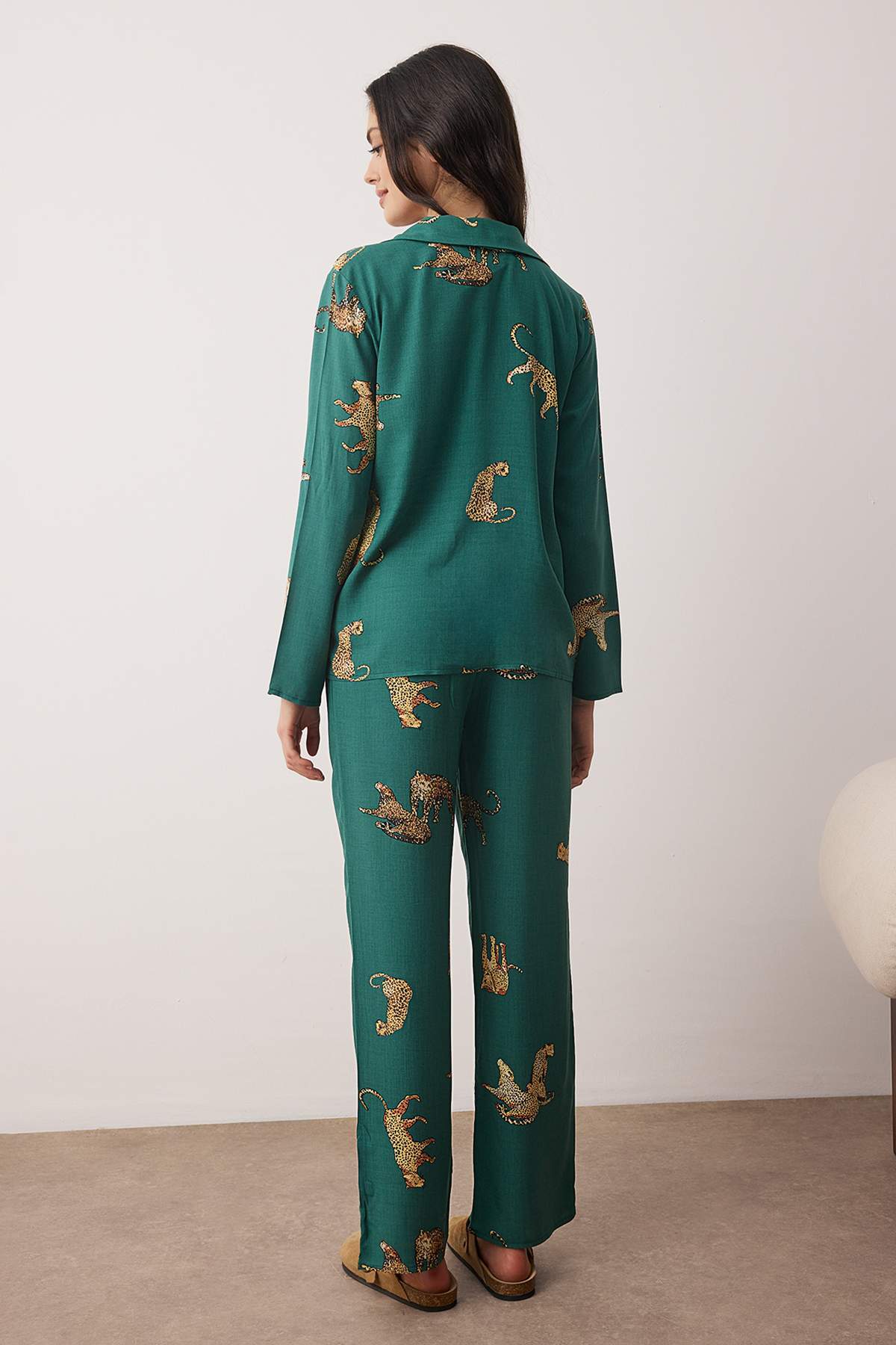 Trendyolmilla Ekru Kaplan Desenli Viskon Dokuma Pijama Takımı THMAW25PT00036