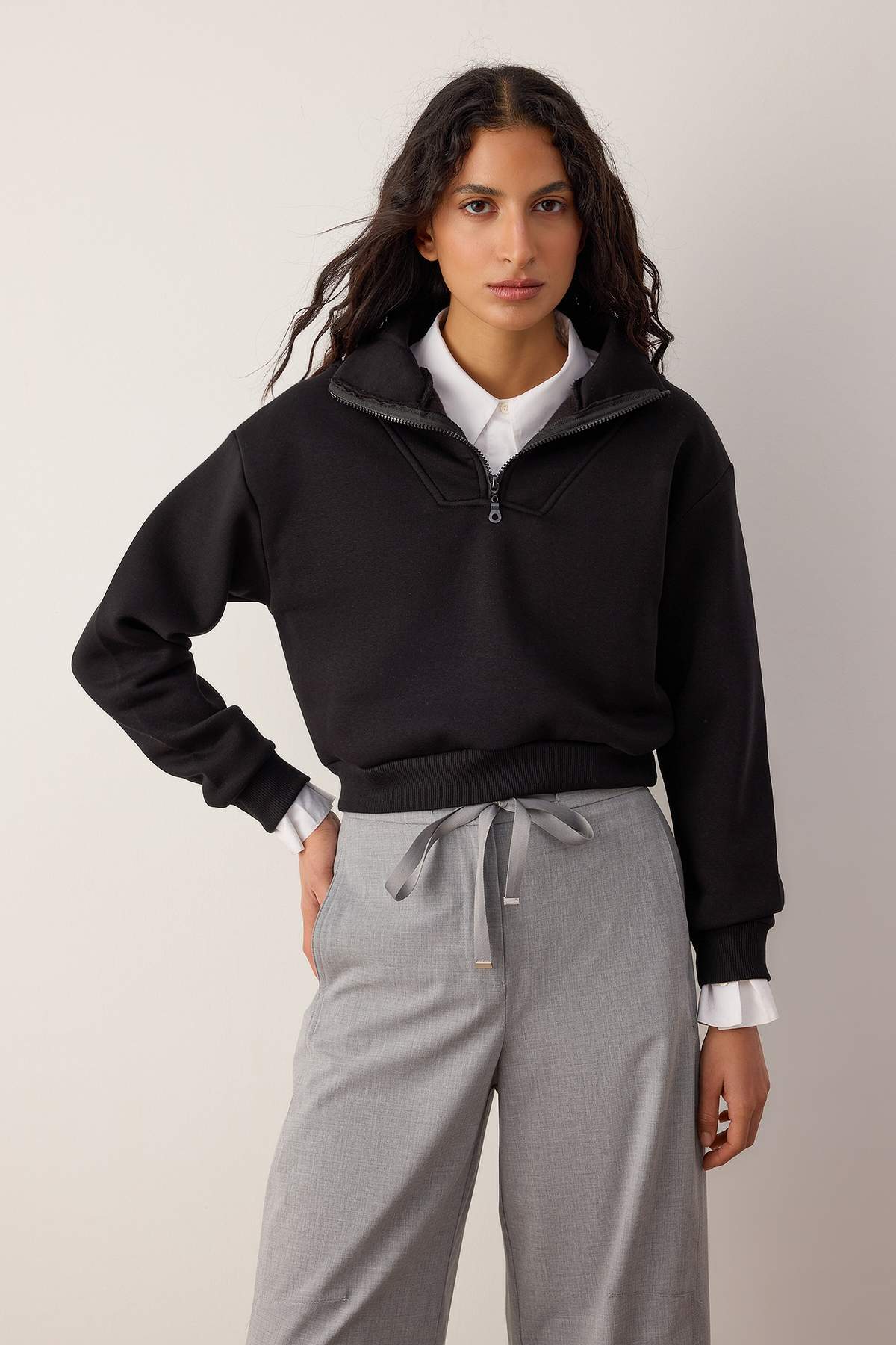 Trendyolmilla Siyah Kalın İçi Polarlı Dik Yaka Yarım Pat Fermuarı Crop Örme Sweatshirt TWOAW26SW00233 Secondary image