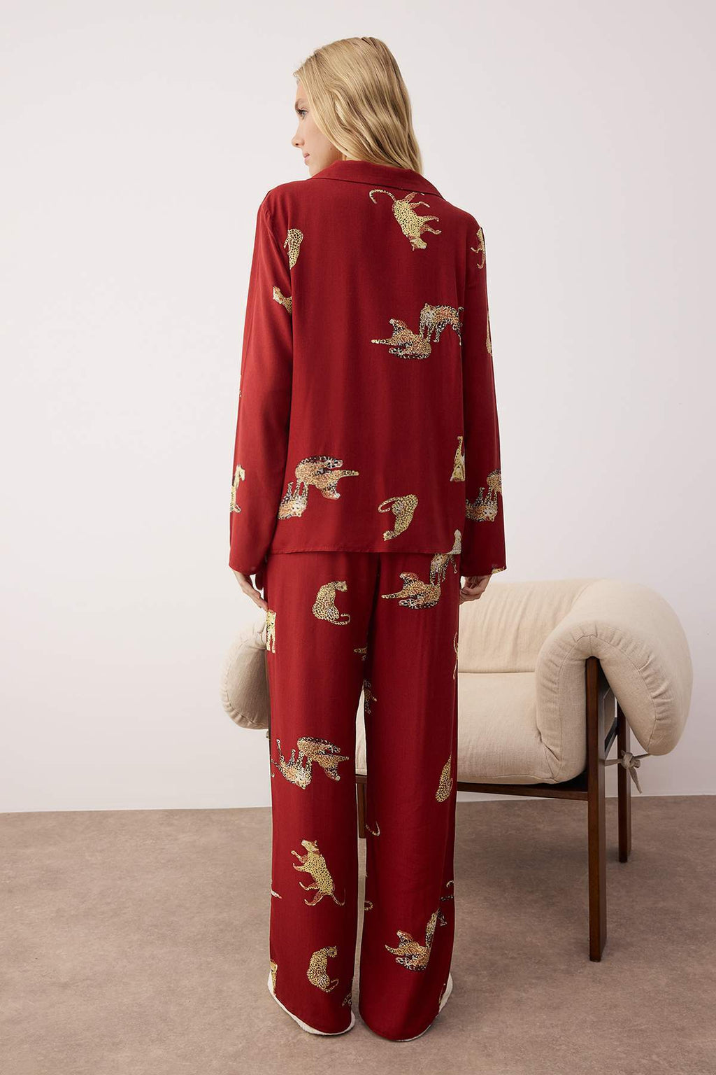 Trendyolmilla Ekru Kaplan Desenli Viskon Dokuma Pijama Takımı THMAW25PT00036