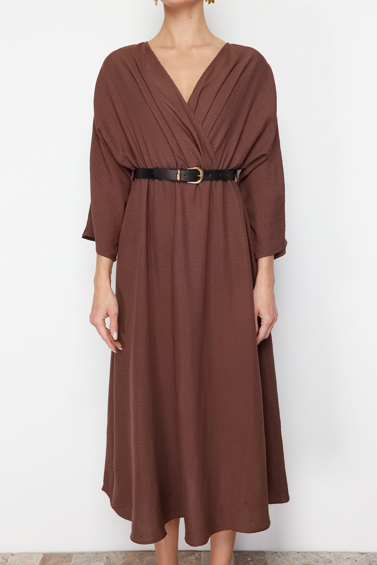Trendyolmilla Kahverengi Kemerli A-line Kruvaze Yakalı Aerobin Boho Midi Dokuma Elbise TWOSS24EL00992