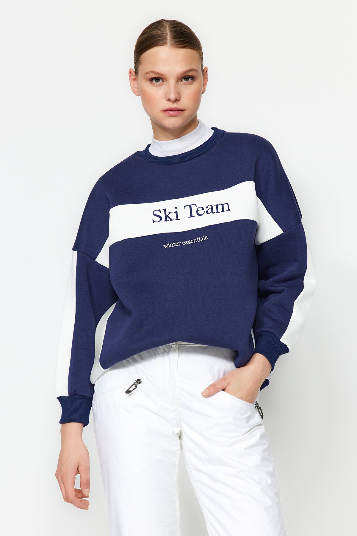 Winter Essentials Lacivert Kalın İçi Polarlı Slogan Nakışlı Regular Örme Sweatshirt TWOAW24SW00117 Secondary image