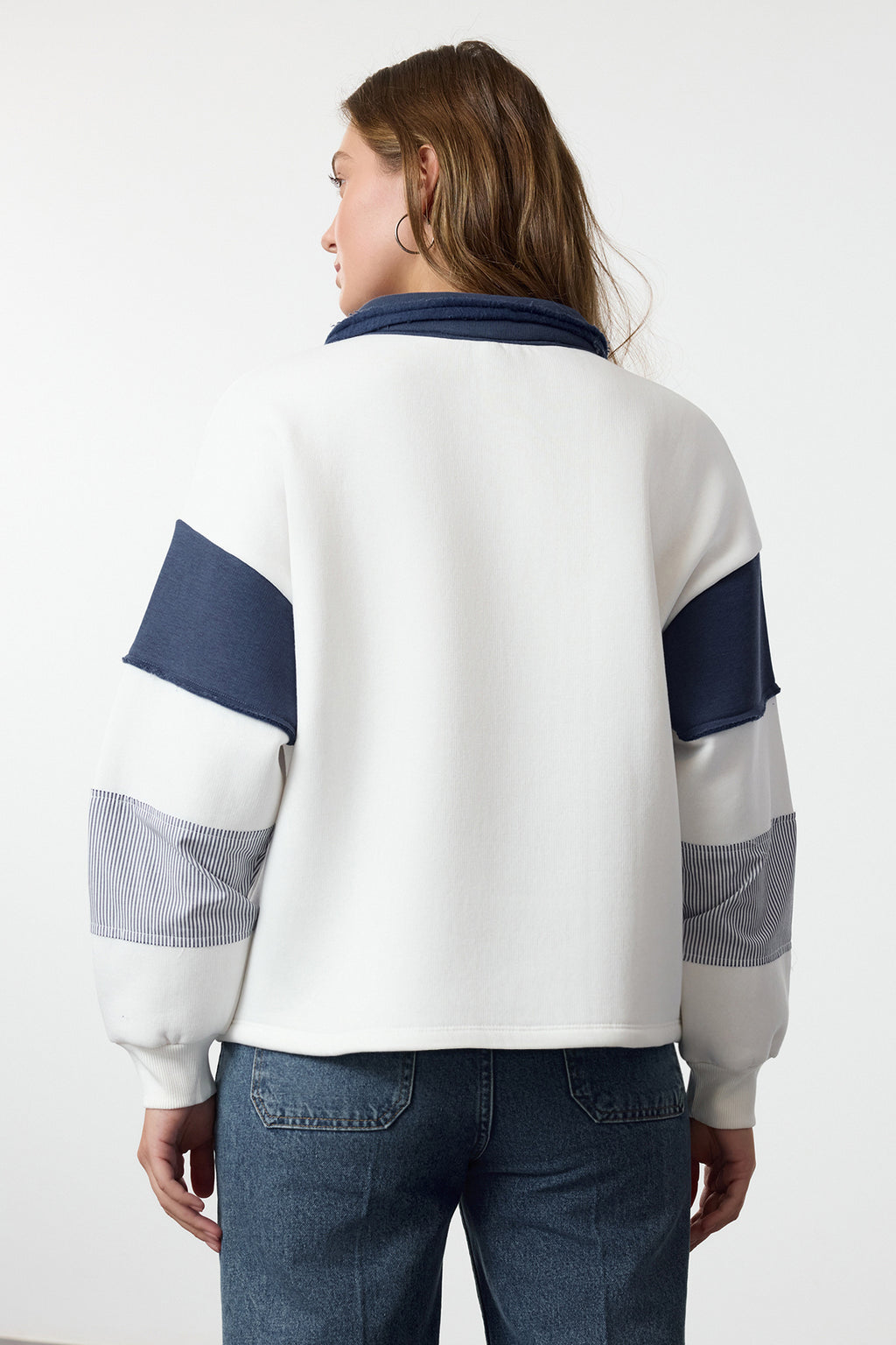 Ekru Renk Bloklu Dokuma Garnili Oversize/Geniş Kalıp Örme Sweatshirt TWOAW25SW00199