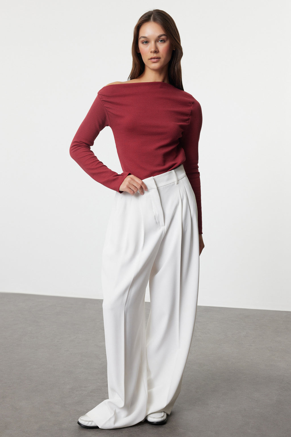 Trendyolmilla Bordo Drapeli Kayık Yaka Asimetrik Esnek Uzun Kol Örme Bluz TWOAW24BZ00393