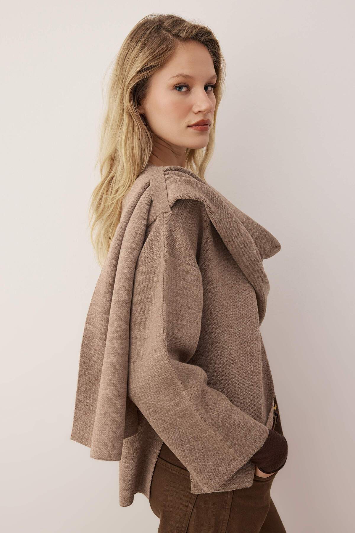 Trendyolmilla Vücut Seçmeyen Vizon Süper Oversize/Geniş Kalıp Şal Detaylı Triko Panço TWOAW26KZ00160