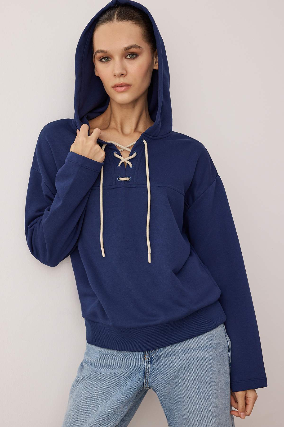 Trendyolmilla Lacivert Bağlama Detaylı Oversize/Geniş Kalıp Örme Sweatshirt TWOAW26SW00053