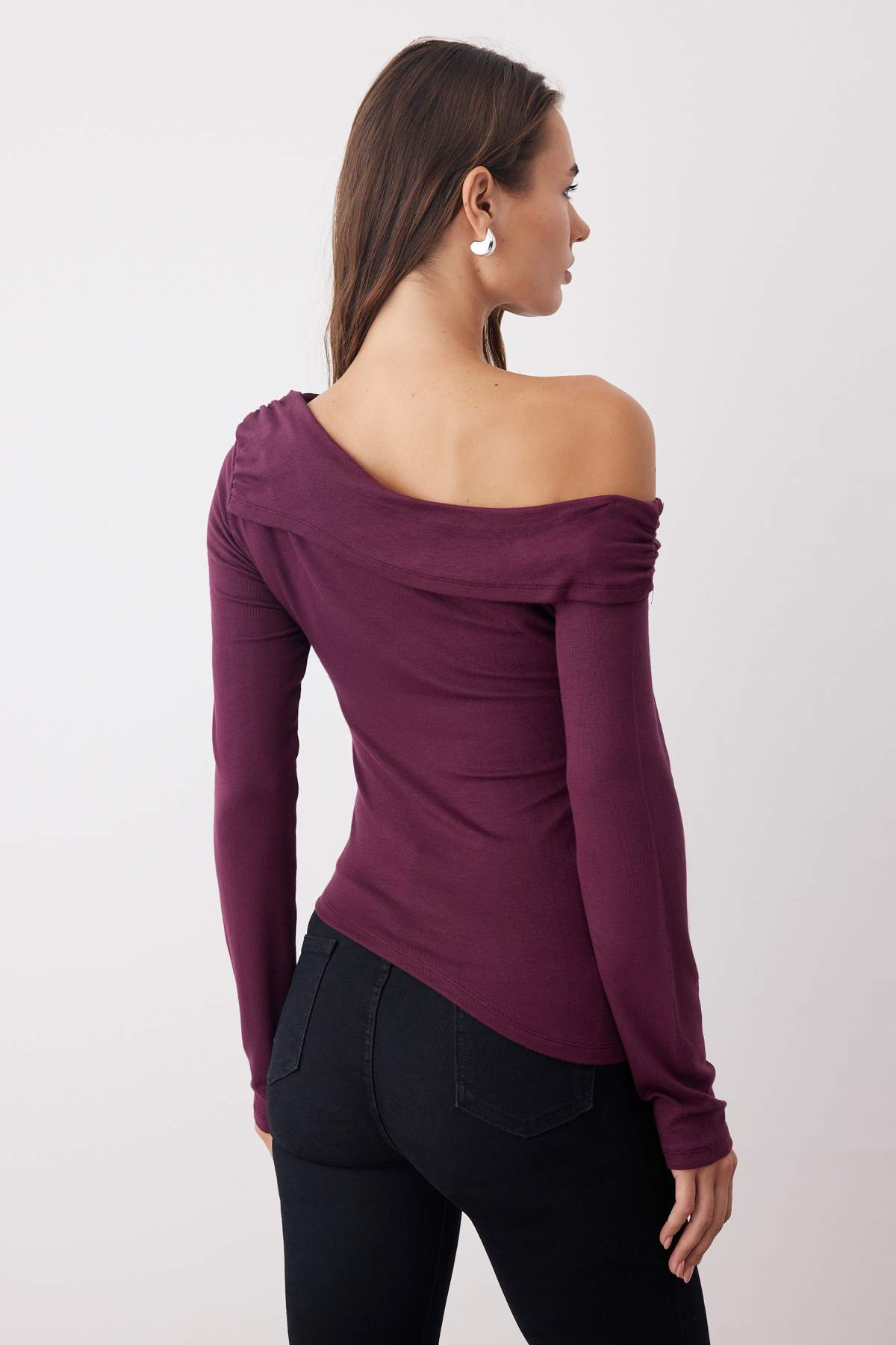 Trendyolmilla Mürdüm Asimetrik Yaka Aksesuar Detaylı Fitted Açık Omuzlu Örme Bluz TWOAW26BZ00121