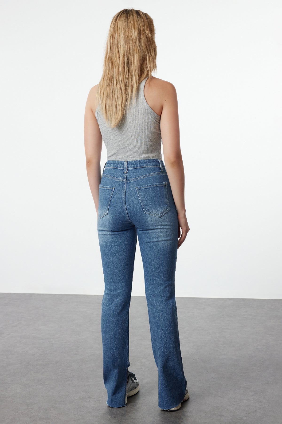 Trendyolmilla Lacivert Yırtmaçlı Yüksek Bel Comfort/Esnek Flare İspanyol Paça Jeans TWOAW22JE0382