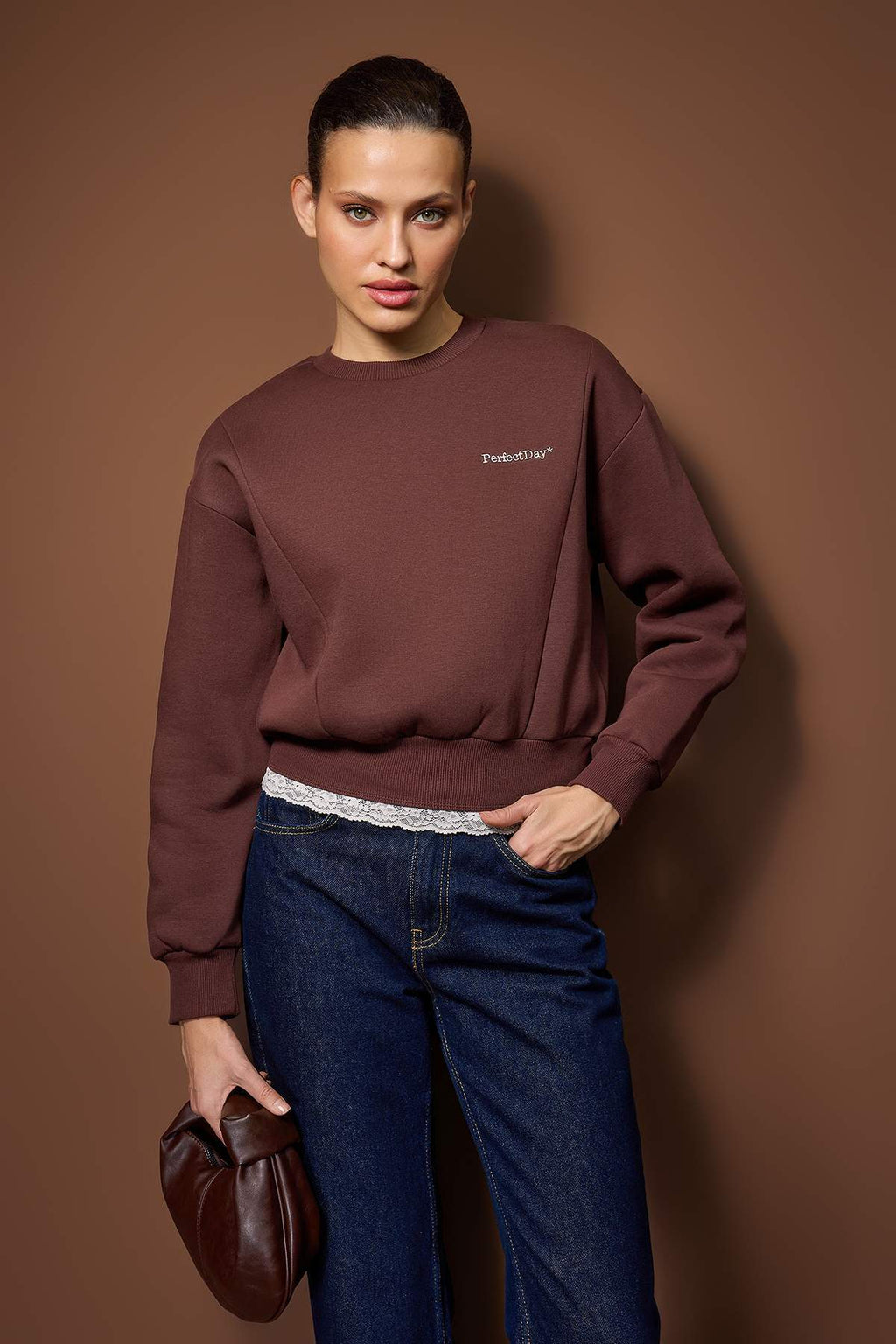 Trendyolmilla Teen Kahverengi Regular Dantel Detaylı Slogan Nakışlı Kalın Polarlı Örme Sweatshirt TWOAW26SW00153