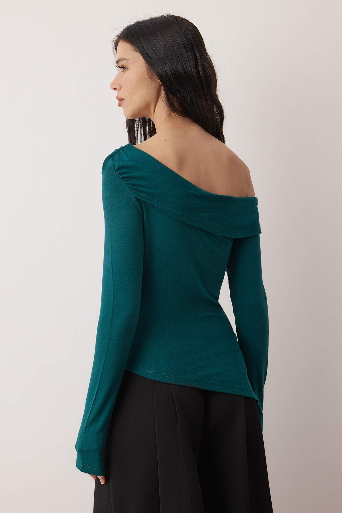 Trendyolmilla Mürdüm Asimetrik Yaka Aksesuar Detaylı Fitted Açık Omuzlu Örme Bluz TWOAW26BZ00121