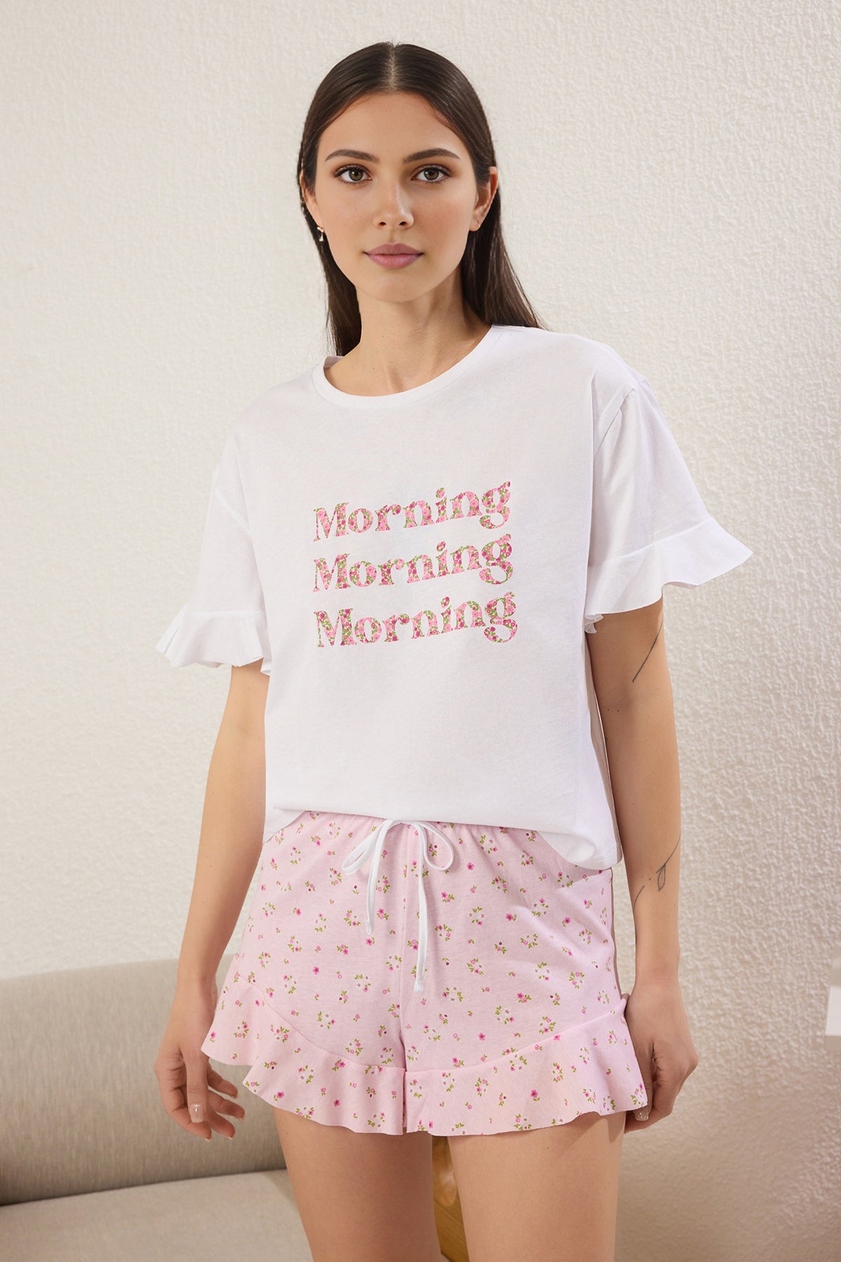 Trendyolmilla Pembe-Çok Renkli %100 Pamuklu Çiçekli ve Sloganlı Volanlı Şortlu Örme Pijama Takımı THMSS25PT00204 Main image