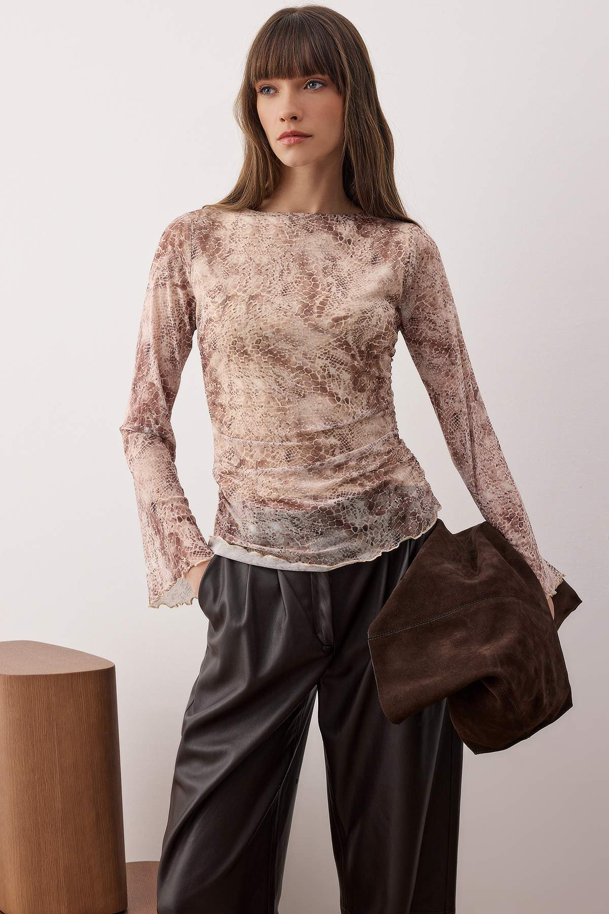 Trendyolmilla Ekru Soyut Animal Kayık Yaka Asimetrik Detaylı Fitted/vücuda Oturan Örme Bluz TWOAW26BZ00128 Secondary image