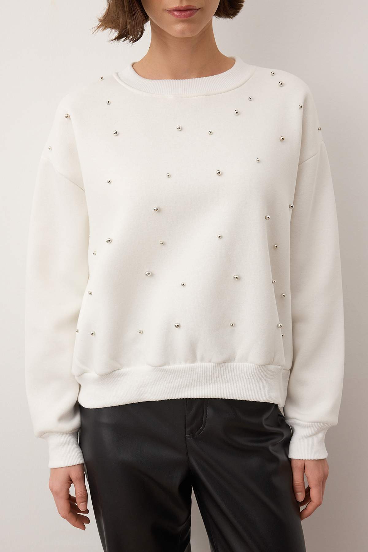 Trendyolmilla Siyah Taş Akseusar Detaylı Bisiklet Yaka Regular Crop Örme Sweatshirt TWOAW26SW00090