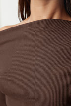 Trendyolmilla Bordo Drapeli Kayık Yaka Asimetrik Esnek Uzun Kol Örme Bluz TWOAW24BZ00393