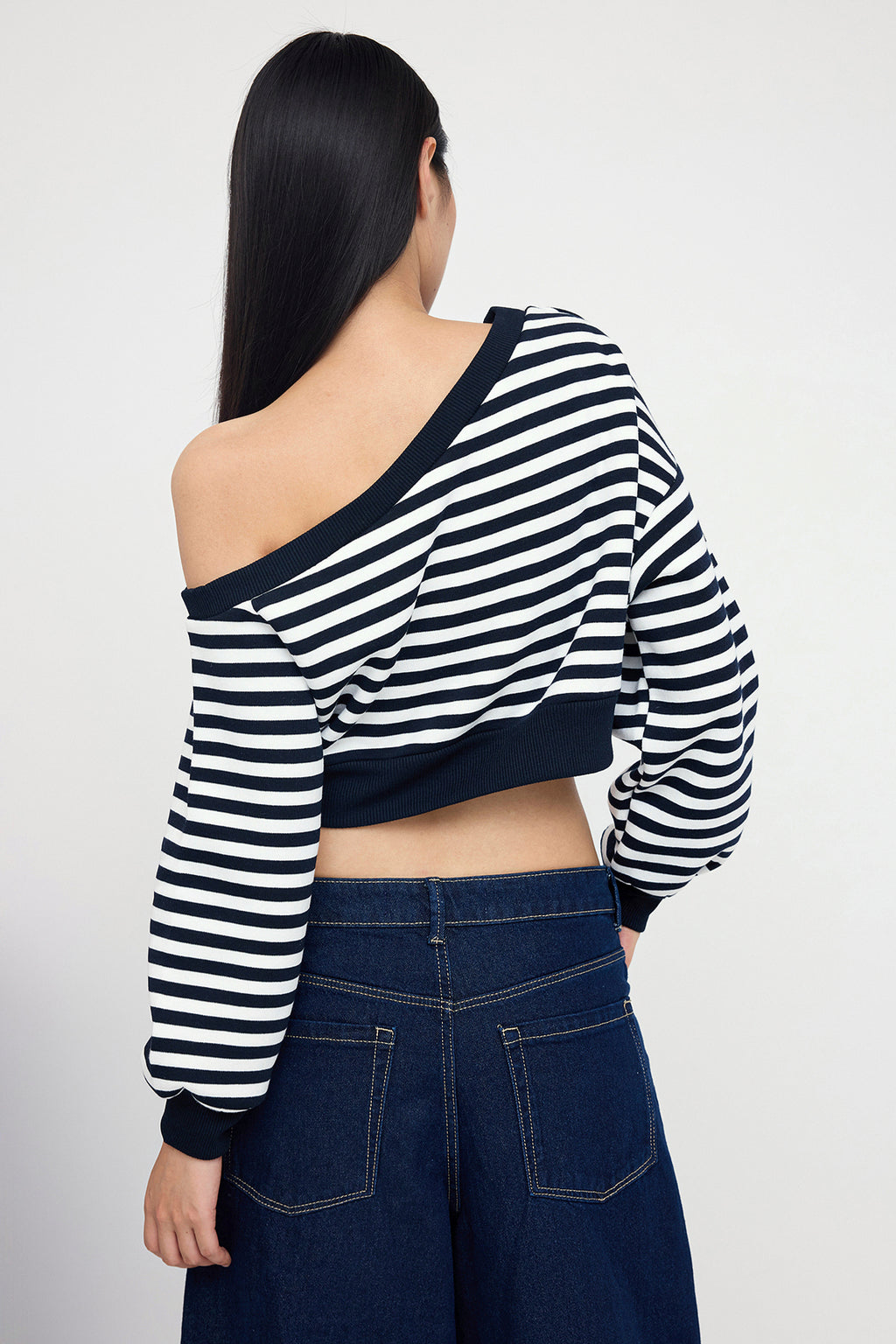 Trendyolmilla Teen Lacivert Çizgili Regular Kalıp İçi Polarlı Crop Asimetrik Yaka Örme Sweatshirt TWOAW25SW00143