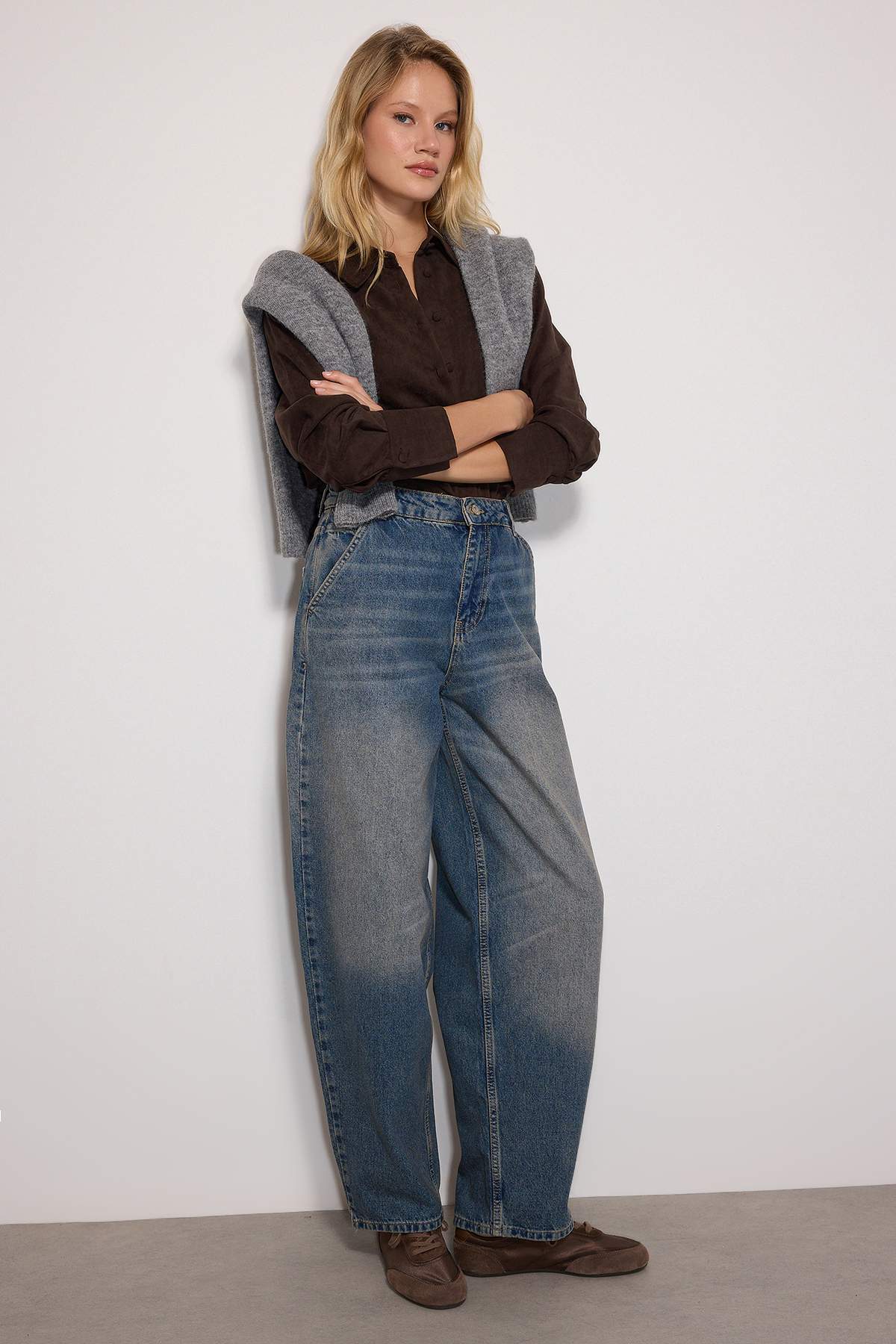 Koyu Mavi Soluk Efektli Vintage Düşük Bel Skater Baggy Jeans TWOSS24JE00052