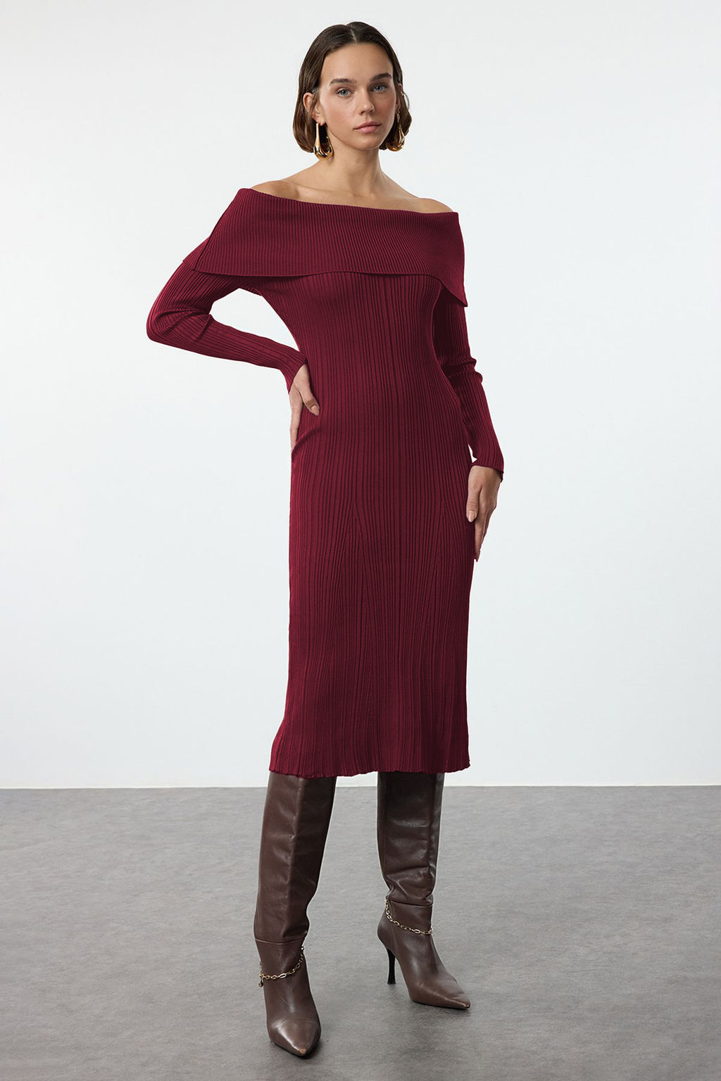 Trendyolmilla Kahverengi Midi Triko Basic Carmen Yaka Elbise TWOAW25EL00033