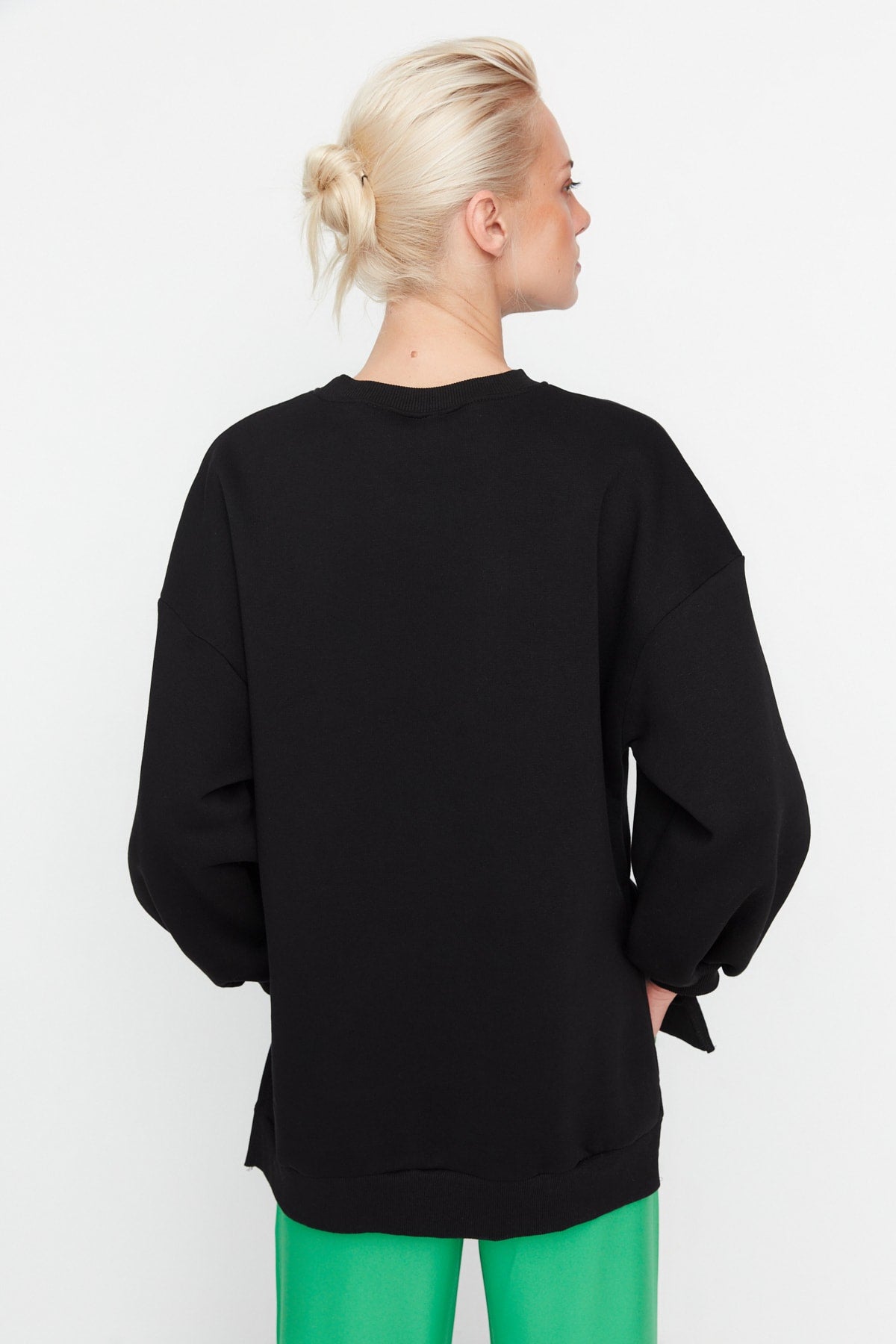Trendyolmilla Ekru Oversize/Geniş Kalıp Yırtmaç Detaylı Kalın İçi Polarlı Örme Sweatshirt TWOAW23SW00195
