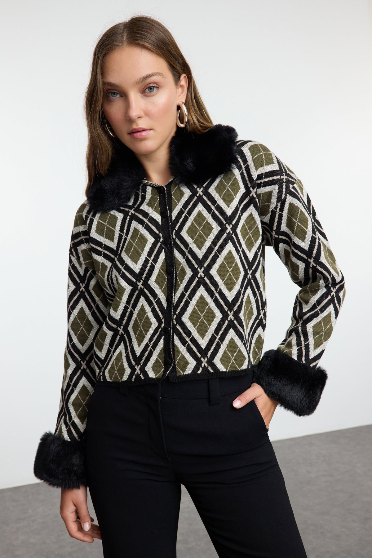 Trendyolmilla Siyah Çıkartılabilir Suni Kürklü Simli Crop Triko Hırka TWOAW24HI00043