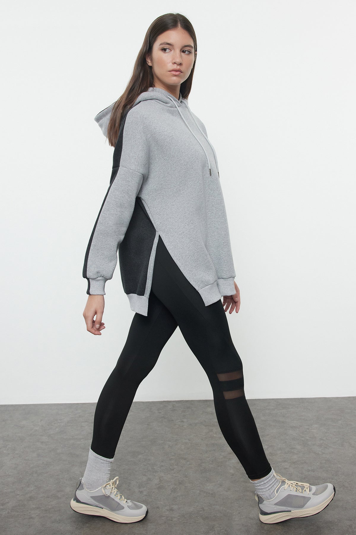 Trendyolmilla Gri Melanj Pamuklu Renk Bloklu Geniş Kalıp İçi Polarlı Örme Spor Sweatshirt TWOSS22SW0074