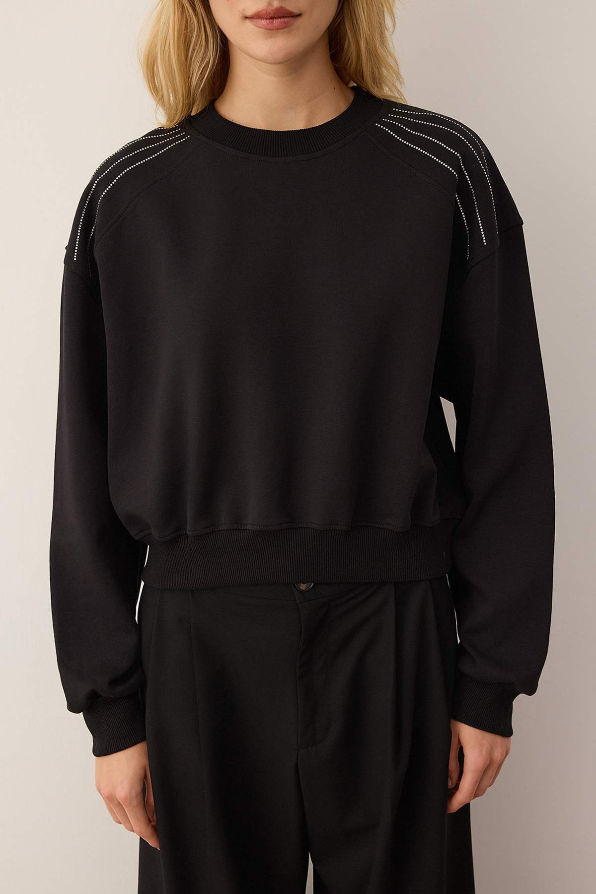 Siyah Soft Touch Şerit Taş Akseusar Detaylı Bisiklet Yaka Örme Sweatshirt TWOAW26SW00224
