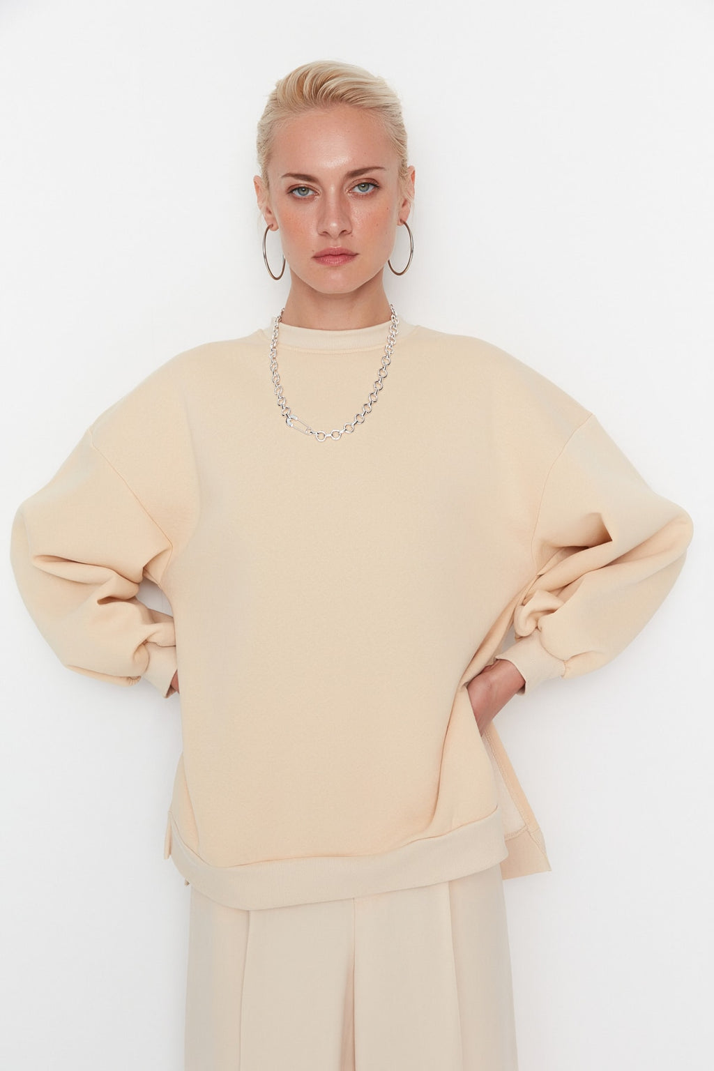 Trendyolmilla Ekru Oversize/Geniş Kalıp Yırtmaç Detaylı Kalın İçi Polarlı Örme Sweatshirt TWOAW23SW00195