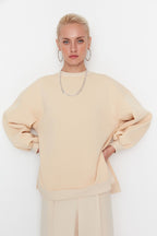Trendyolmilla Ekru Oversize/Geniş Kalıp Yırtmaç Detaylı Kalın İçi Polarlı Örme Sweatshirt TWOAW23SW00195