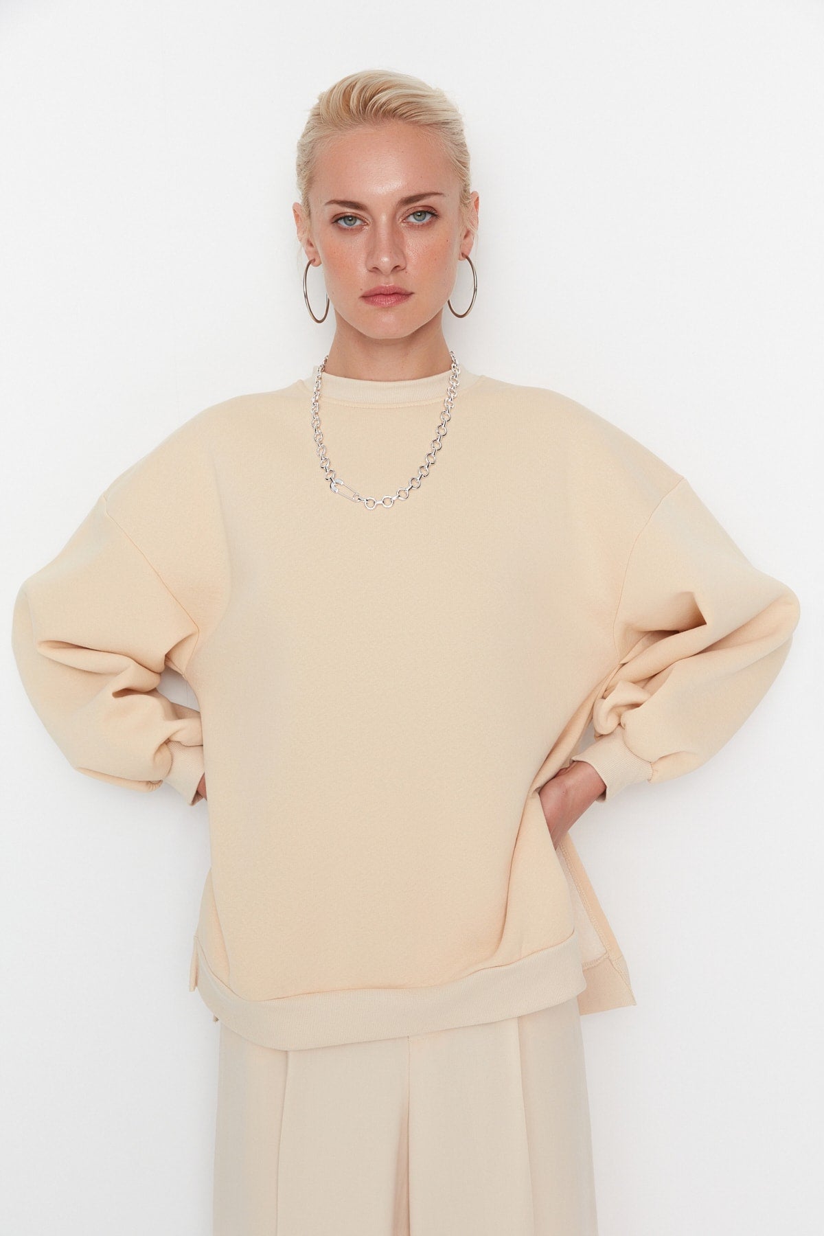 Trendyolmilla Ekru Oversize/Geniş Kalıp Yırtmaç Detaylı Kalın İçi Polarlı Örme Sweatshirt TWOAW23SW00195