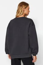 Trendyolmilla Gül Kurusu Oversize/Rahat Kesim Bisiklet Yaka Kalın/İçi polarlı Örme Sweatshirt TWOAW24SW00102