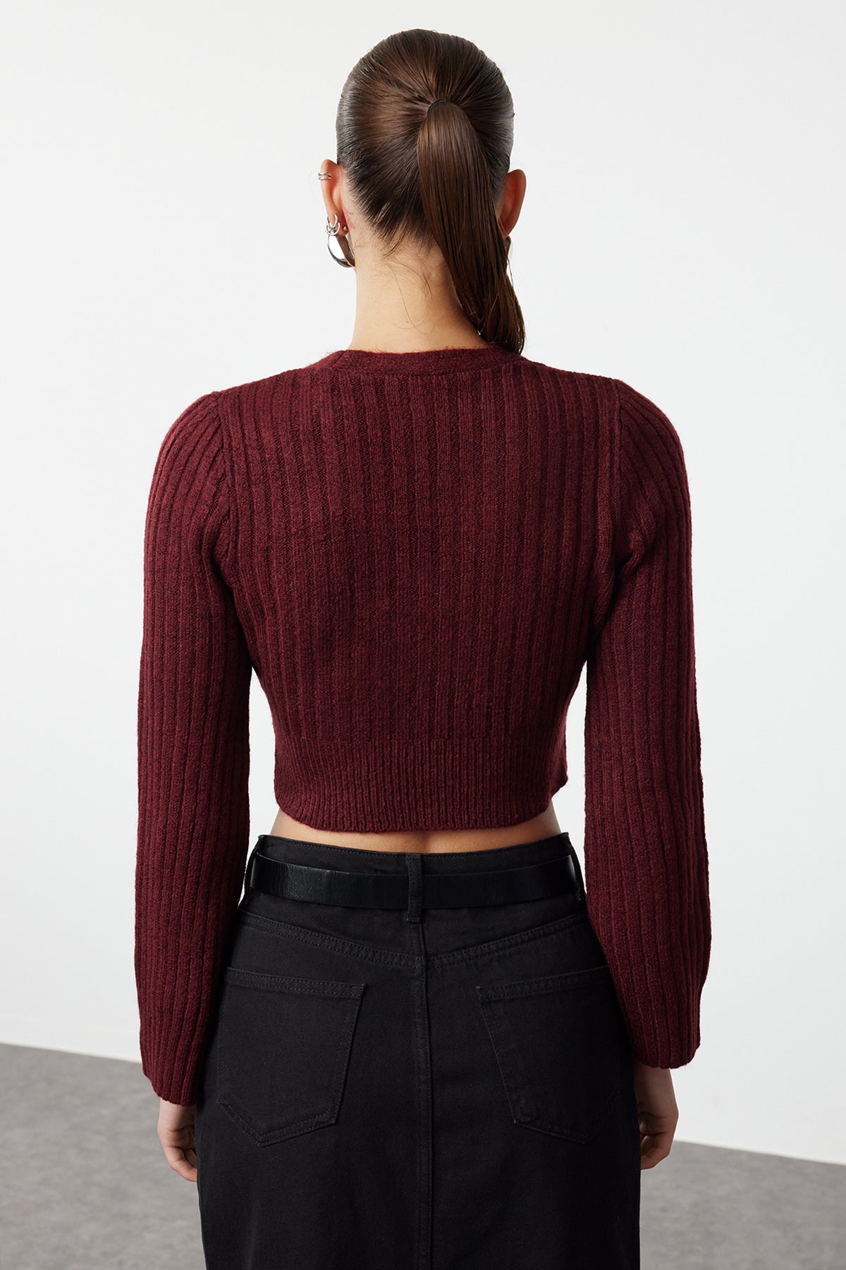 Trendyolmilla Kahverengi Crop Yumuşak Dokulu Kruvaze Triko Kazak TWOAW24KZ00381