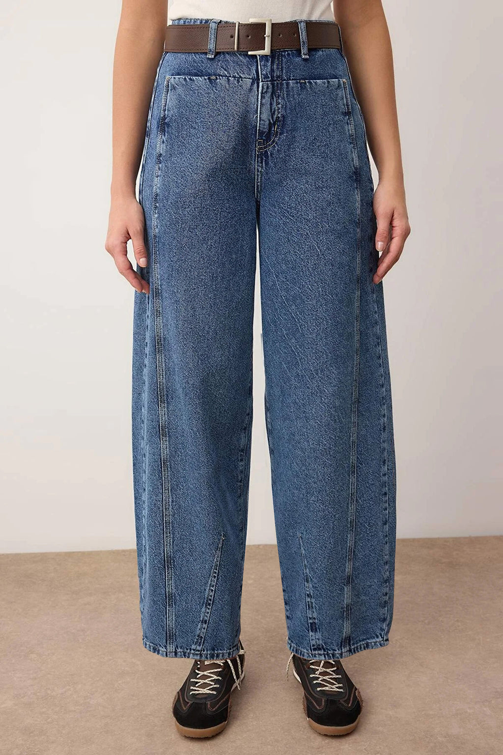 Trendyolmilla Ekru Kahverengi Kemerli Dikiş Detaylı Yüksek Bel Barrel Baggy Jeans TWOSS25JE00182