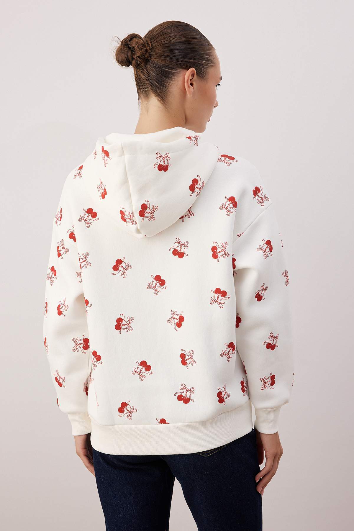 Ekru Kiraz Baskılı Oversize/Geniş Kalıp Örme Sweatshirt TWOAW26SW00214