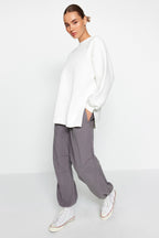 Trendyolmilla Siyah Oversize/Geniş Kalıp Yırtmaç Detaylı Kalın İçi Polarlı Örme Sweatshirt TWOAW23SW00195
